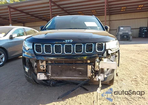 2024 Jeep Compass Latitude 4X4 z USA, uszkodzony, nr VIN 3C4NJDBN4RT109483